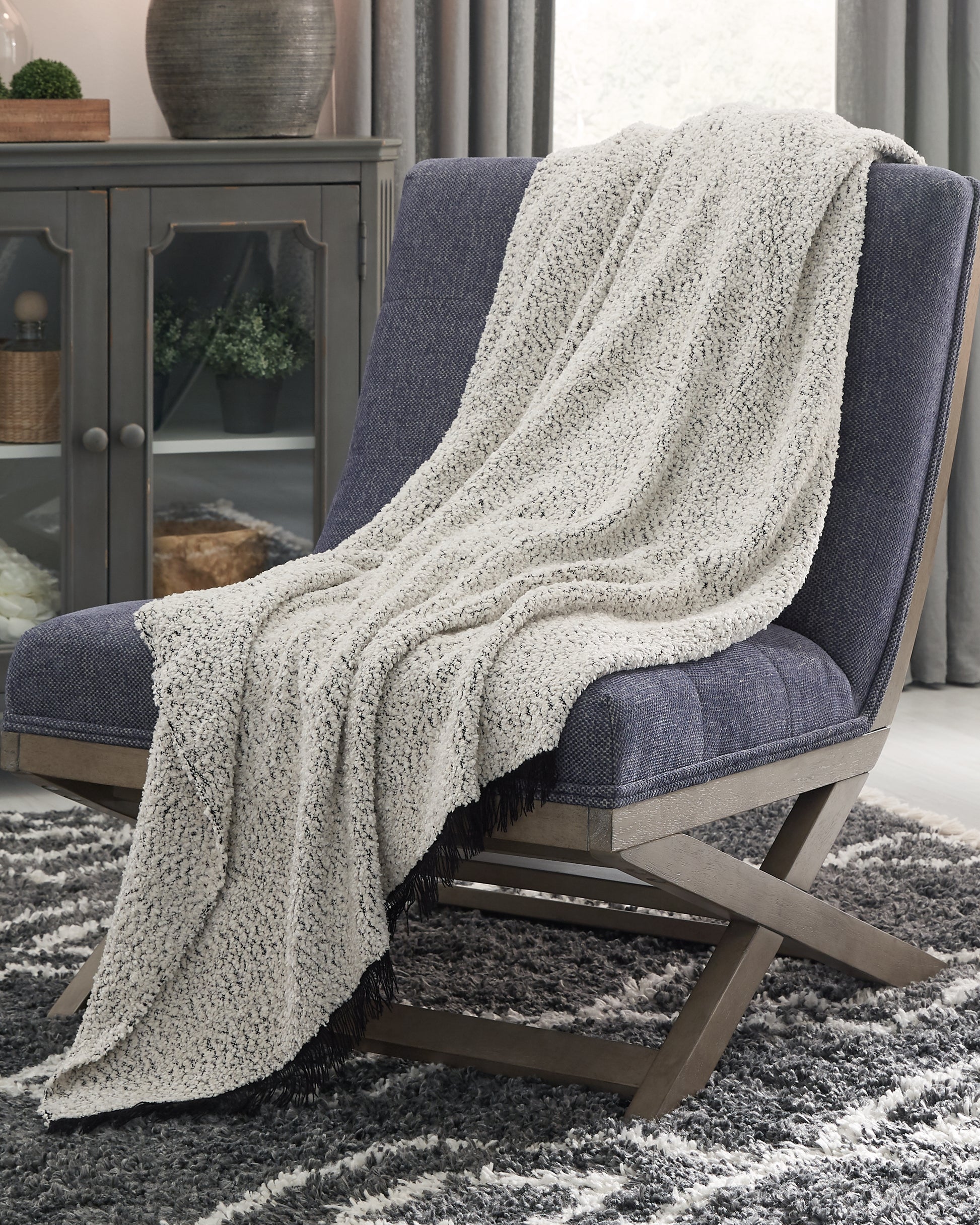 Myers Furniture Outlet - Ashley Furniture - Leonita Throw - Throw / Black/White - A1000769T
