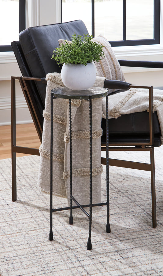 Myers Furniture Outlet - Ashley Furniture - Newgoren Accent Table - Accent Table / Clear/Black - A4000631