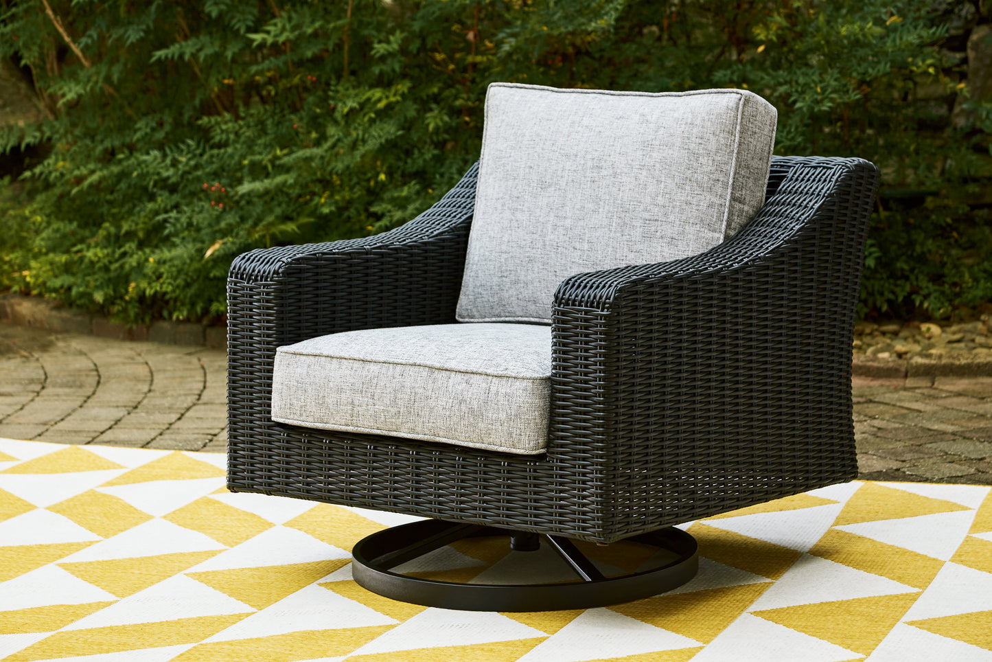 Myers Furniture Outlet - Ashley Furniture - Beachcroft Outdoor - Swivel Lounge Chair (1/CN) / Black/Light Gray - P792-821