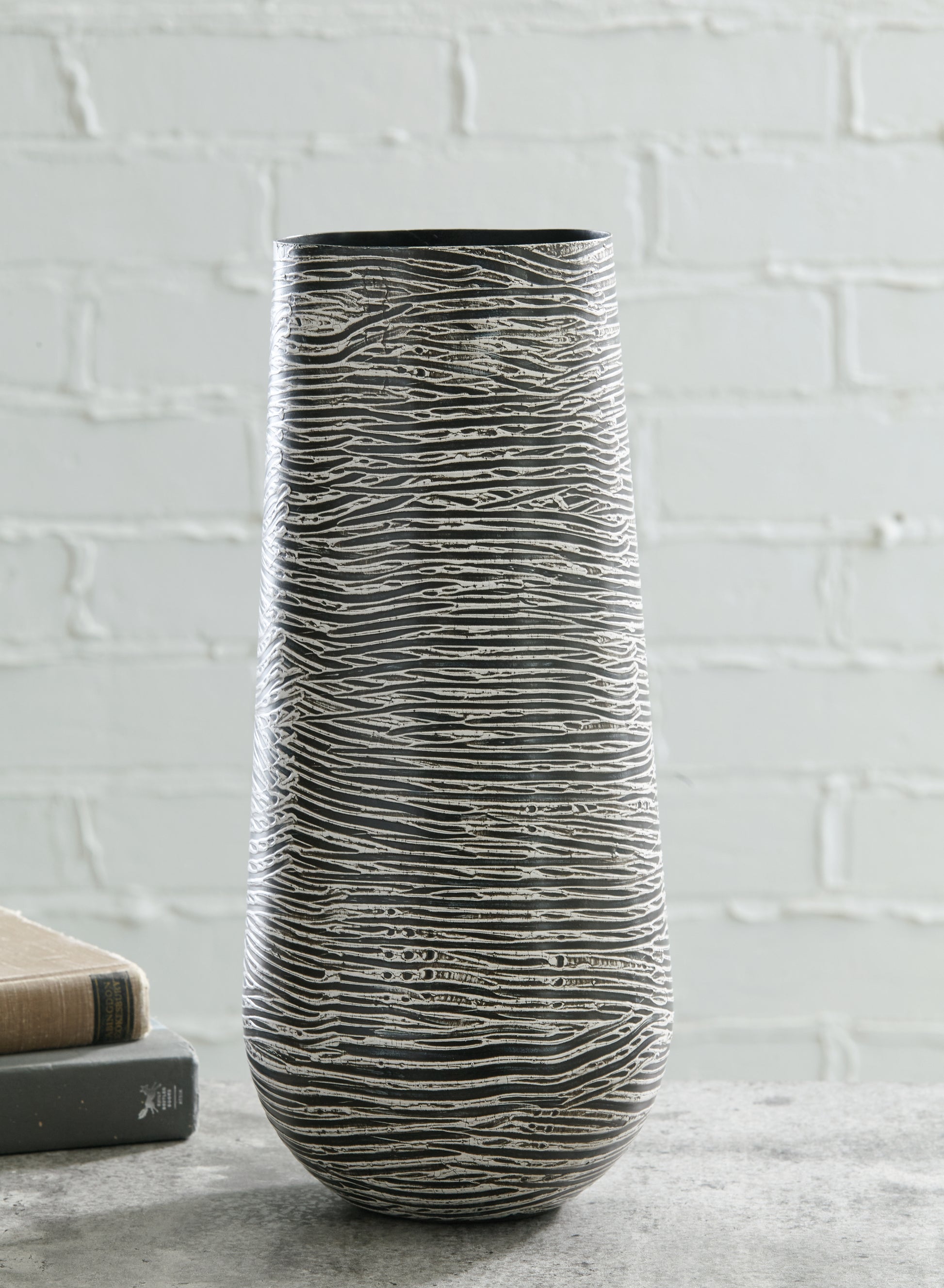 Myers Furniture Outlet - Ashley Furniture - Fynn Vase - Vase / Antique White - A2000517